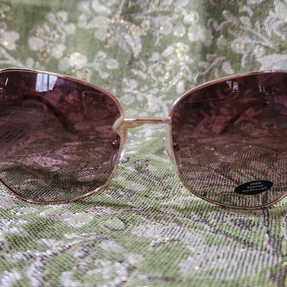 New Gold Frame Sunglasses - Picture 5 of 7
